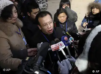 赵连海2009年1月22日在石家庄一家法庭外接受采访