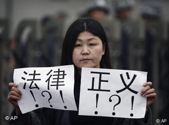 2010年3月底,王译在赵连海庭审现场外进行声援