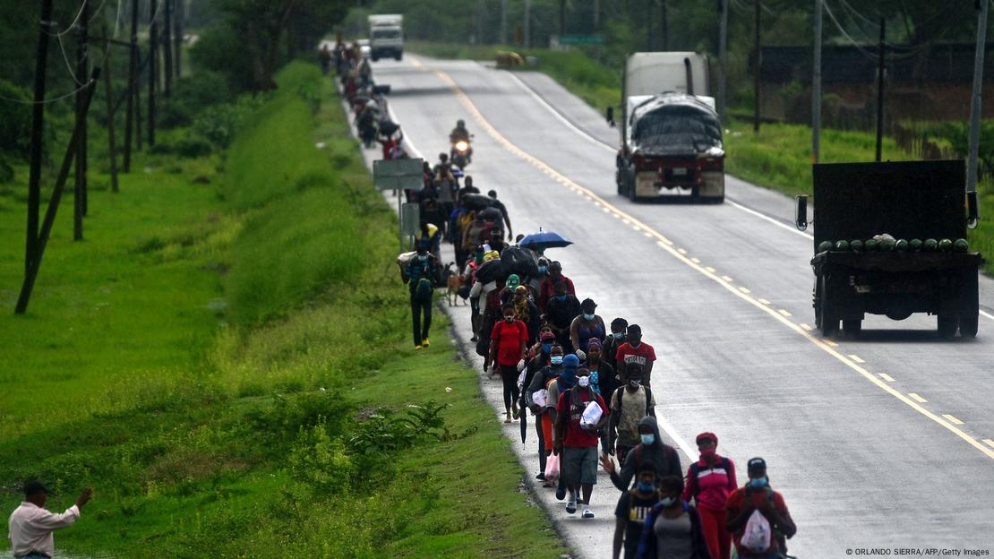 Caravana de migrantes rumbo a la frontera con Guatemala, en Cerro de Hula, Honduras.