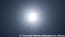 Die Sonne strahlt am wolkenlosen Himmel. (zu dpa «Lancet-Studie: Mehr Hitzetote durch Klimawandel in Deutschland») +++ dpa-Bildfunk +++