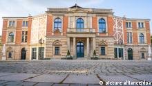 Wolken ziehen über das Bayreuther Festspielhaus. Die Sanierungsarbeiten an dem weltberühmten Gebäude gehen auch im Jahr 2022 weiter. (zu dpa «Kulturbaustellen in Bayern: Verzögerungen, Debatten und viel Geld») +++ dpa-Bildfunk +++