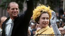 ARCHIV - Die britische Königin Elizabeth II. und ihr Gatte Prinz Philip winken während ihrer Fahrt durch Berlin am 27.05.1965 aus einem offenen Wagen der Berliner Bevölkerung zu. Die britische Monarchin hält sich vom 18. bis 28. Mai 1965 zu ihrem ersten Staatsbesuch in (zu dpa-Themenpaket zum Staatsbesuch der Queen, Korr «Deren Charme jeden bannte» - Die Queen in Deutschland) +++ dpa-Bildfunk +++