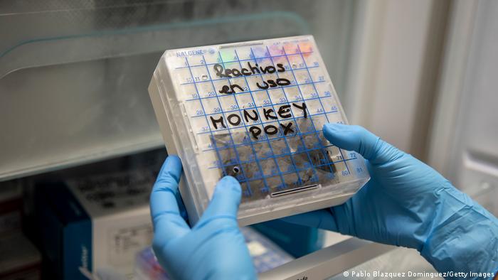 Un technicien de laboratoire médical prend dans un réfrigérateur un réactif pour tester des échantillons suspects de variole du singe au laboratoire de microbiologie