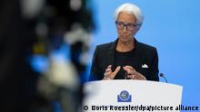 Christine Lagarde, Präsidentin der EZB, spricht auf der Pressekonferenz der Bank. Die Europäische Zentralbank erhöht angesichts der Rekordinflation erstmals seit elf Jahren die Zinsen im Euroraum. Der Leitzins steigt von null auf 0,50 Prozent.