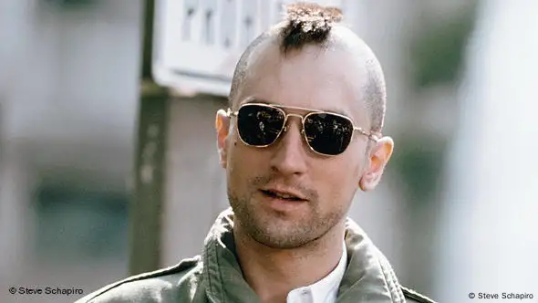 Robert DeNiro in einer Szene aus dem Film Taxi Driver (Foto: TASCHEN Verlag / Steve Schapiro)