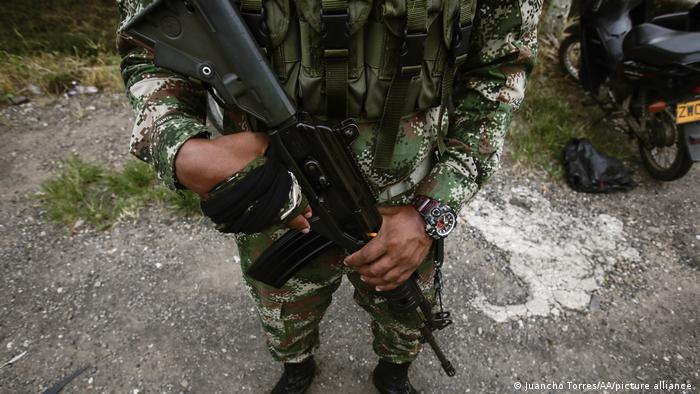 Un soldado colombiano sujeta un arma. 