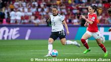 Sara Daebritz (Deutschland #13) im Zweikampf mit Sarah Zadrazil (Austria #9), GBR, Deutschland vs. Oesterreich, Fussball UEFA Womens EURO 2022, Viertelfinale, 21.07.2022 Foto: Eibner/Memmler