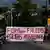 Moradores carregam cartaz que diz "Fora das favelas, polícias assassinas"