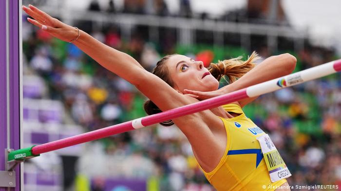 Hochspringerin Jaroslawa Mahutschich bei einem Sprung während der Leichtathletik-WM 2022 in Eugene
