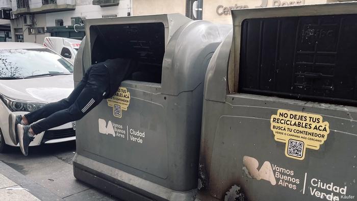 Una persona buscando residuos en un basurero de la Ciudad de Buenos Aires.