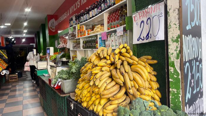 Un negocio de venta de frutas y verduras en la Ciudad de Buenos Aires.