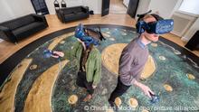 23/03/2022 Im Landesmuseum für Vorgeschichte schauen sich zwei Besucher die Himmelsscheibe von Nebra auf der Virtual-Reality-Brille an. Das originale Exponat befindet sich derzeit in einer Ausstellung in London. Mit Hilfe der VR-Brille können Besucher eine etwa zehnminütige Kunstanimation genießen. Sie führt über auf den Mittelberg bei Nebra, den Fundort der Himmelsscheibe und lässt die Besucher auf einem goldenen Sonnenschiff über den Horizont gleiten. +++ dpa-Bildfunk +++
