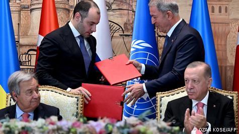 Tahıl anlaşmasına imzaların atıldığı törene BM Genel Sekreteri Antonio Guterres ve Türkiye Cumhurbaşkanı Recep Tayyip Erdoğan da katılmıştı.