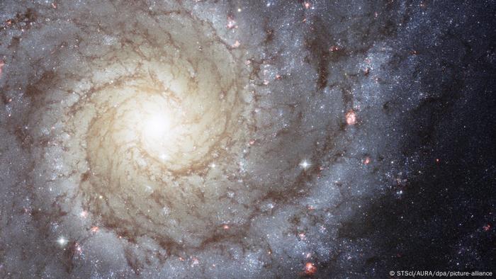 La imagen del Hubble de la galaxia NGC 628 es una composición de los datos de la Cámara Avanzada de Sondeos del telescopio tomados en 2003 y 2005.