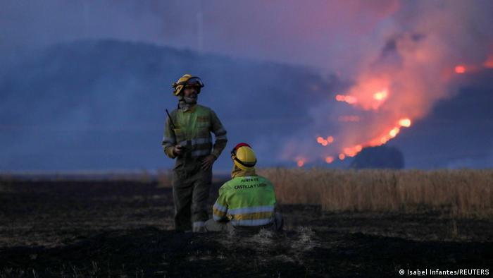 Los bomberos trabajan en la escena de un incendio forestal en las afueras de Tabara, Zamora, en la segunda ola de calor del año en España.