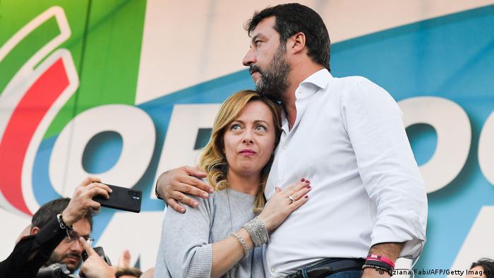 Giorgia Meloni şi Matteo Salvini în timpul unui eveniment electoral în 2019