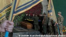 21.07.2022, Ukraine, Kiew: Offiziere des Asow-Regiments erweisen einem Soldaten, der in einem Gefecht gegen die russischen Truppen gefallen ist, in einem städtischen Krematorium die letzte Ehre. Foto: Andrew Kravchenko/AP/dpa +++ dpa-Bildfunk +++