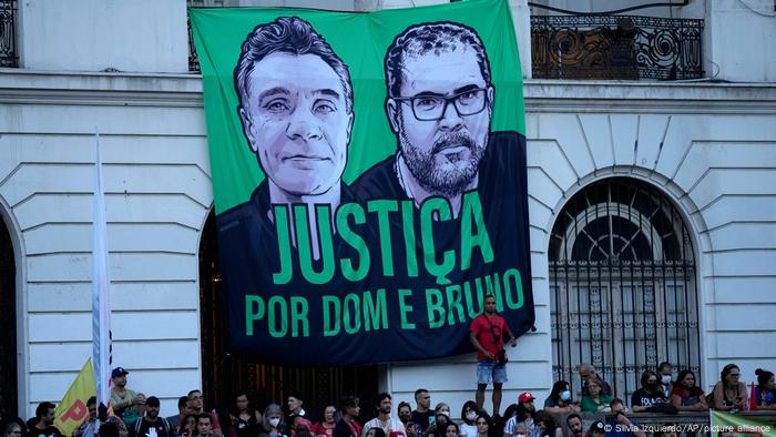 Banner pedindo apuração e responsabilização pelas mortes de Bruno e Dom aberto durante ato na Cinelândia, no Rio