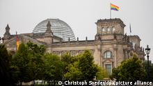 لأول مرة.. رفع علم قوس قزح على مبنى البرلمان الألماني
