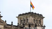Christopher Street Day. Tęczowa flaga nad Bundestagiem