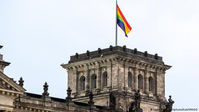 Die Regenbogenflagge ist auf dem Süd-West Turm des Reichstagsgebäudes in Berlin zu sehen