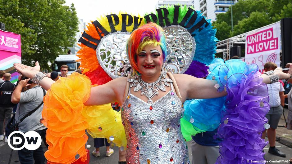 Berlin's LGBTQ pride parade gets underway DW 07/23/2022