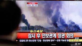 Fernsehbilder vom Beschuss der südkoreanischen Insel Yeonpyeong im November 2010 (Foto: AP)