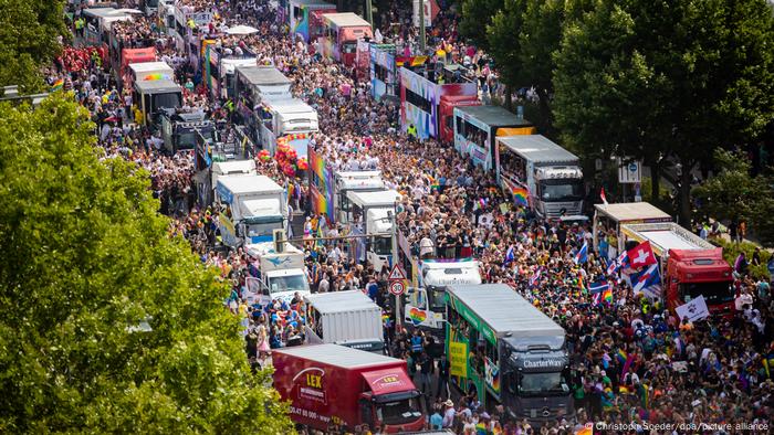 Luftaufnahme beim Berliner Christopher Street Day (CSD): Menschen laufen zwischen Paradewagn herum 