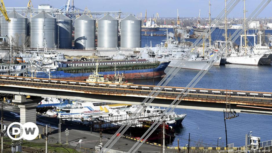 Russia-Ukraine updates: First grain shipment leaves Odesa | DW | 01.08.2022
