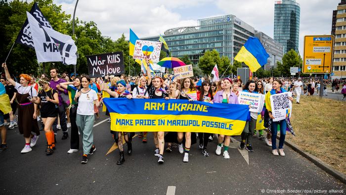 Українські прапори на гей-параді у Берліні