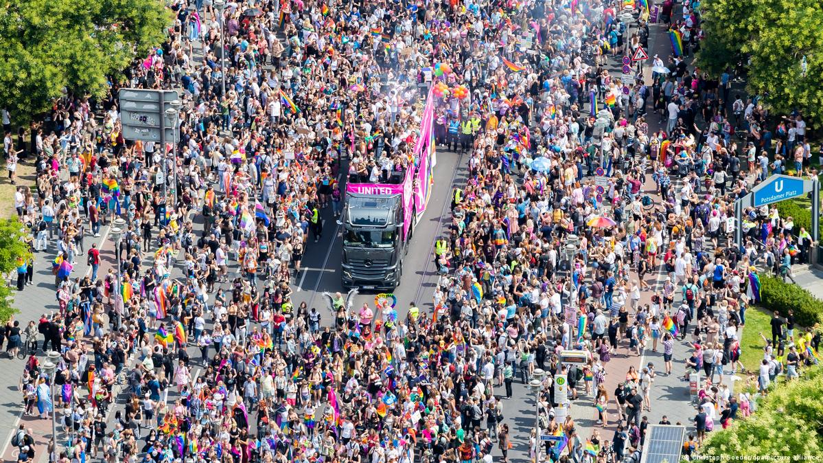 Гей-парад в Берлине собрал более 100 тысяч человек – DW – 23.07.2022