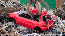 25.10.2018, Niedersachsen, Oldenburg: Ein Autowrack vom Typ Volkswagen Lupo hängt an einer Baggerschaufel auf einem Recyclinghof. Im Kampf gegen drohende Fahrverbote will Volkswagen ab sofort bundesweit alte Diesel mit den Abgasnormen Euro 1 bis 4 gegen Rabatte zurücknehmen und verschrotten. Foto: Hauke-Christian Dittrich/dpa