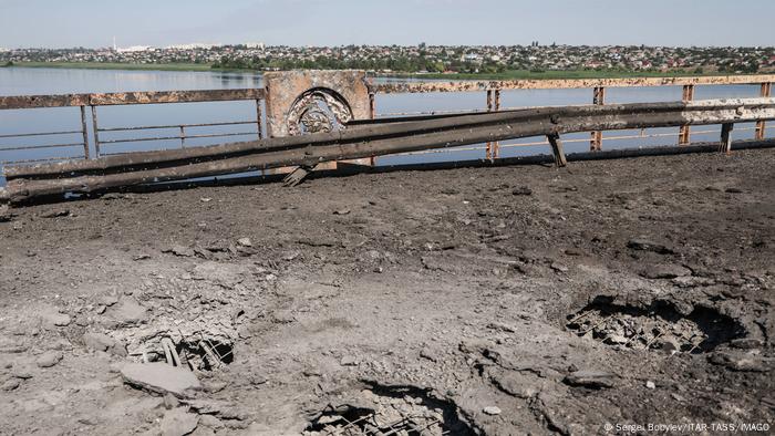 Ukraine-Konflikt, von Artillerie beschädigte Brücke in Cherson