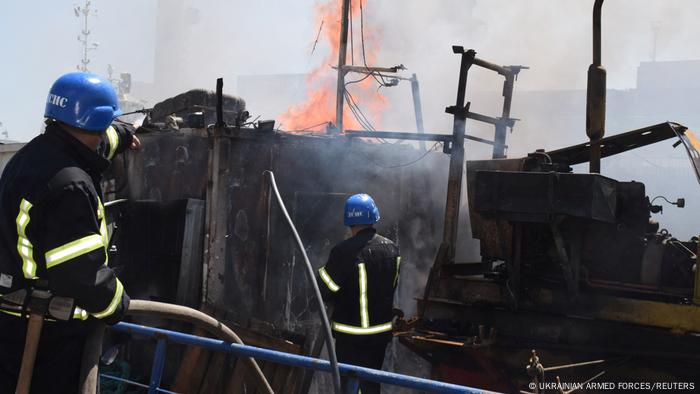 Bombeiros trabalham em lugar atingido por mísseis russos no porto de Odessa