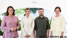 23.07.2022 *** Auf Initiative der First Lady der Ukraine Olena Zelenska fand das zweite Gipfeltreffen der First Ladies und Gentlemen statt.
Quelle: https://www.president.gov.ua/news/120-mln-griven-na-avtomobili-shvidkoyi-medichnoyi-dopomogi-d-76641
