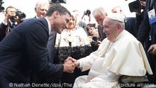 Papst Franziskus wird von Justin Trudeau (l), Premierminister von Kanada, auf dem internationalen Flughafen von Edmonton empfangen. Der Papst will sich in Kanada nach dem Fund Hunderter Leichen nahe ehemaligen von der katholischen Kirche geführten Internaten bei der indigenen Bevölkerung für jahrzehntelangen Missbrauch entschuldigen. +++ dpa-Bildfunk +++