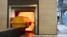 Ein Sarg fährt im Krematorium in Dachsenhausen bei Koblenz in die Brennkammer ein. Die Gaspreise zwingen die Krematorien, ihre Betriebsabläufe zu ändern. (zu dpa «Krematorien planen geänderte Abläufe wegen steigender Gaspreise»)