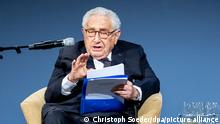 Henry A. Kissinger, ehemaliger US-Außenminister, spricht bei der Verleihung des Henry-A.-Kissinger-Preises an die Bundeskanzlerin. Der Preis wird jährlich von der American Academy in Berlin an eine renommierte Persönlichkeit aus dem Bereich der internationalen Diplomatie verliehen. +++ dpa-Bildfunk +++
