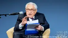 Henry A. Kissinger, ehemaliger US-Außenminister, spricht bei der Verleihung des Henry-A.-Kissinger-Preises an die Bundeskanzlerin. Der Preis wird jährlich von der American Academy in Berlin an eine renommierte Persönlichkeit aus dem Bereich der internationalen Diplomatie verliehen. +++ dpa-Bildfunk +++