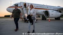 Hubertus Heil (SPD, l), Bundesminister für Arbeit und Soziales, und Nancy Faeser (SPD), Bundesministerin für Inneres und Heimat, steigen am Flughafen Rzeszow für eine Reise in die Ukraine aus einem Flugzeug der Flugbereitschaft.