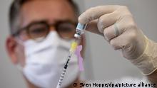 Ein Mitarbeiter bereitet im Klinikum rechts der Isar eine Spritze mit dem Impfstoff von Bavarian Nordic (Imvanex / Jynneos) gegen Affenpocken vor.