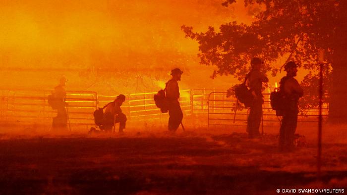 Feuerwehrmänner stehen vor den Flammen des Oak Fire in Darrah, Mariposa