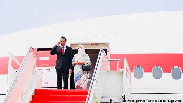 Indonesian President Joko Widodo arriving in Beijing with his wife
