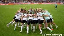 Fußball, Frauen: EM, Deutschland - Spanien, Vorrunde, Gruppe B, 2. Spieltag, Brentford Community Stadium. Deutschlands Spielerinnen feuern sich in einem Mannschaftskreis an.