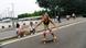Eine tätowierte Frau mit Knieschonern beim Skatesurfing Eine tätowierte Frau mit Knieschonern beim Skatesurfing
