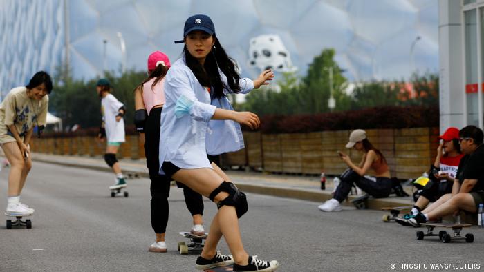 在北京水立方外面玩滑板的年轻人