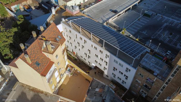 Edificio con paneles solares.