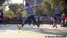 Name: 77_Young African skater_Bild
Inhalt: Screenshot Beitrag STRD: The rise of roller skates in Nairobi
Fotograf/in: Duncan Moore (DW)
Datum: 07/2022 