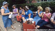 Frauen bei einer Pause in der Baumwollspinnerei Leinefelde-Worbis, undatiertes Foto von 1990. Es gibt Kaffe und es wird geraucht. Von den 4.500 Mitarbeitern 1989 blieben nach der Privatisierung 380 Beschäftigte übrig. Foto: Eberhard Klöppel || Mindestpreis 25 Euro 