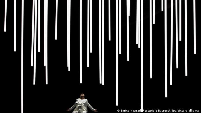 Scenography of Tristan and Isolde with white lines in the background